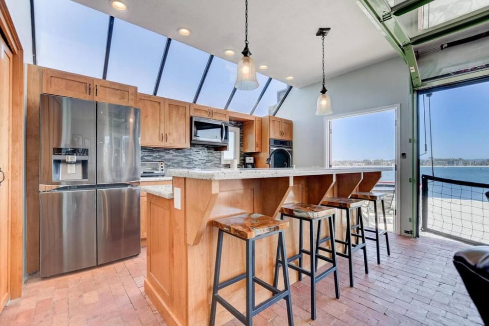 Bay Front, Roll Up Glass Walls, Roof deck Jacuzzi House in Mission Beach