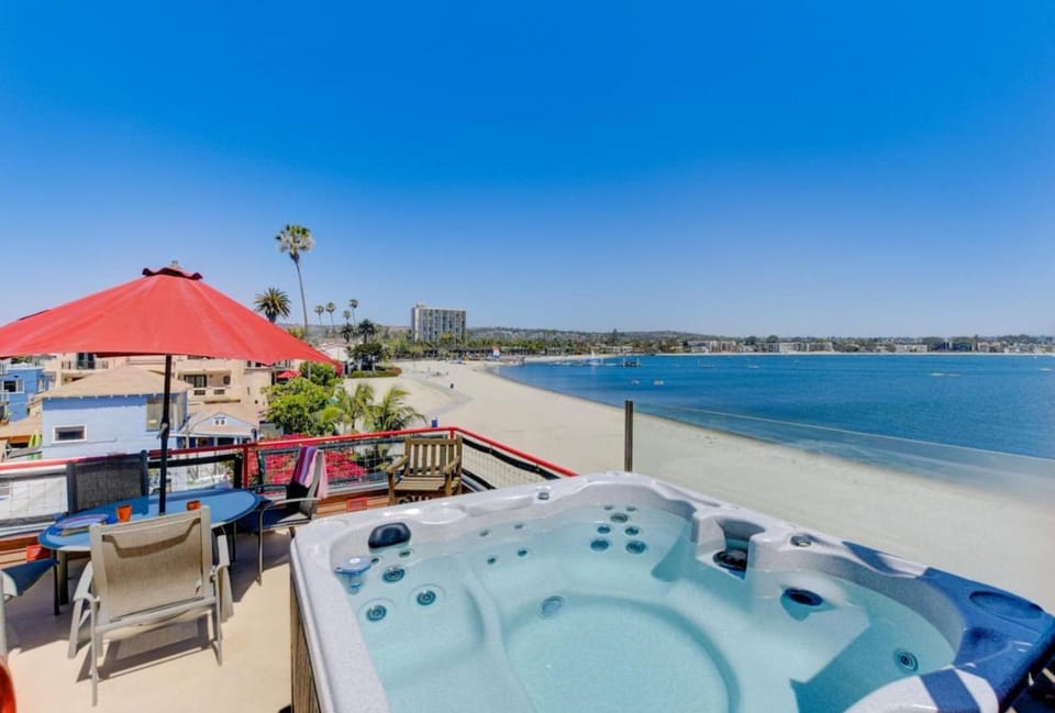 Bay Front, Roll Up Glass Walls, Roof deck Jacuzzi House in Mission Beach