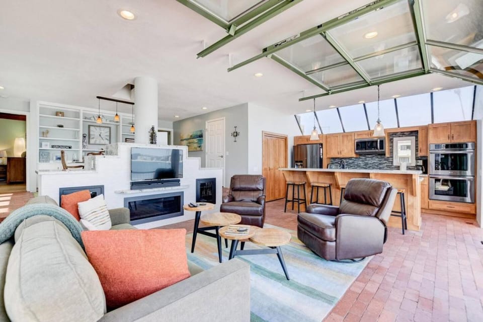 Bay Front, Roll Up Glass Walls, Roof deck Jacuzzi House in Mission Beach