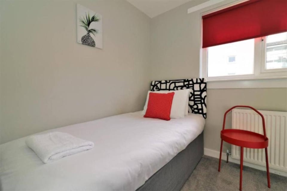 Free Parking- Sleeps 5 -3 Bedroom - City Centre House in East Kilbride