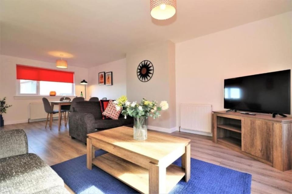 Free Parking- Sleeps 5 -3 Bedroom - City Centre House in East Kilbride