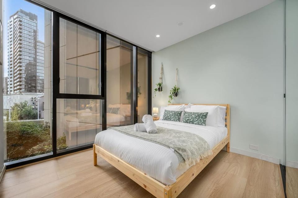 Chic South Yarra Stay with Balcony Pool Sauna Gym Apartment in Melbourne