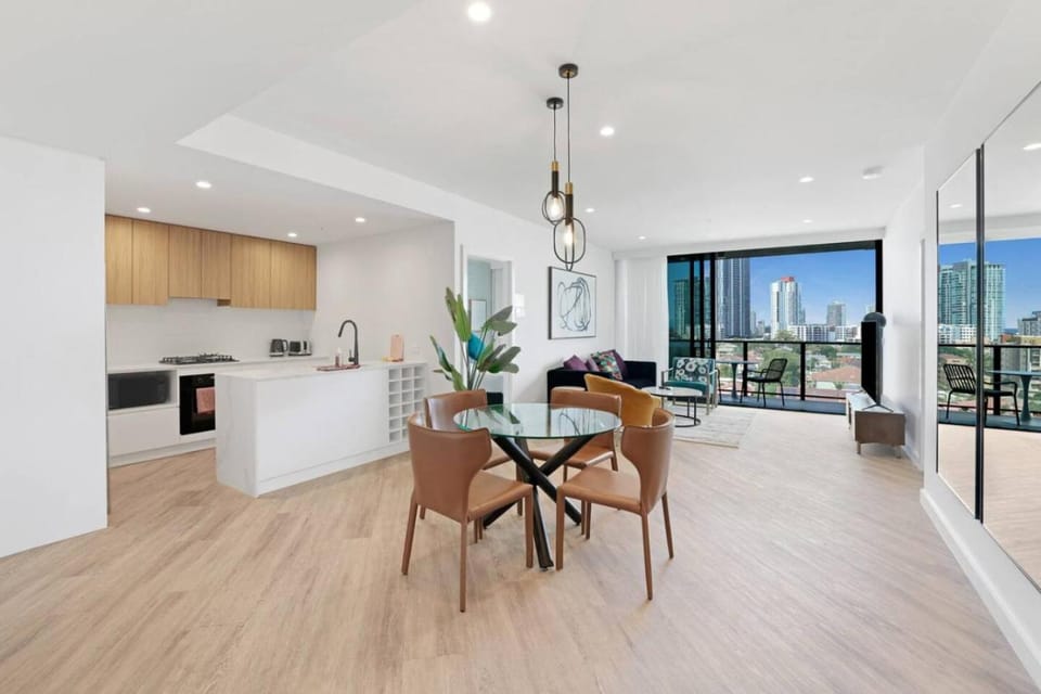Southport Luxury and View New 2B with Parking and Wifi Apartment in Main Beach
