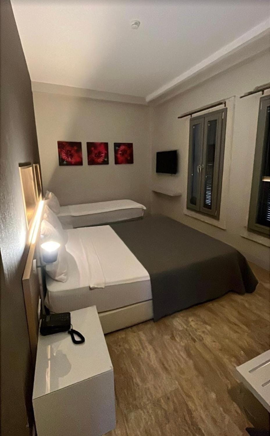 Bed, TV and multimedia, Bedroom
