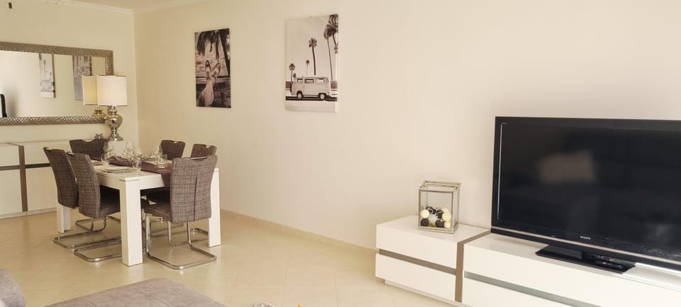 Communal lounge/ TV room, TV and multimedia, Living room, Seating area, Dining area