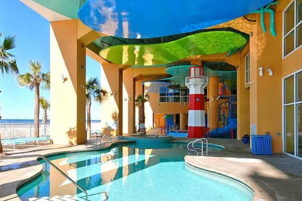 Pool view, Swimming pool, sunbed