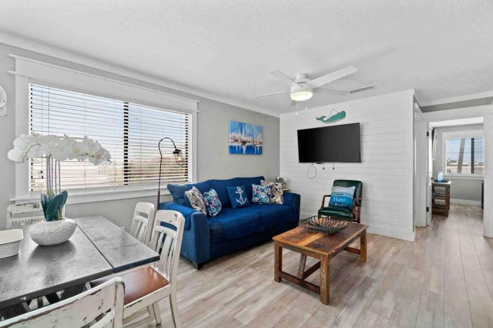 Renovated Condo 2BR 3 min Walk to Beach House in Panama City Beach