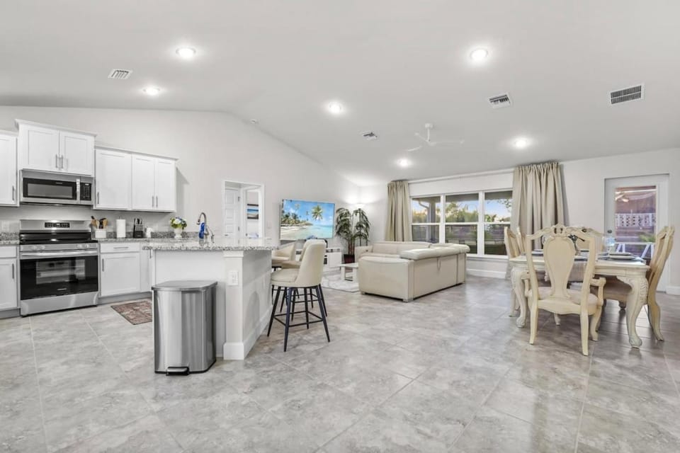 Florida Serene Luxury Retreat Pool Spa Oasis Villa in South Venice