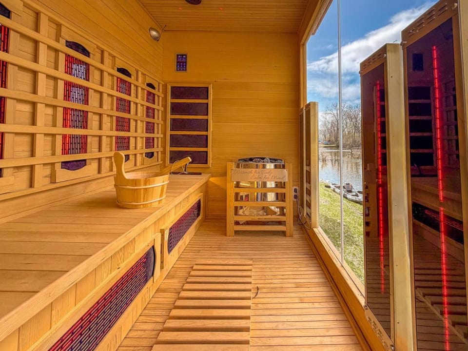 The Whispering Willow Sactuary on the Chain O Lakes - Wellness Center House in Fox Lake