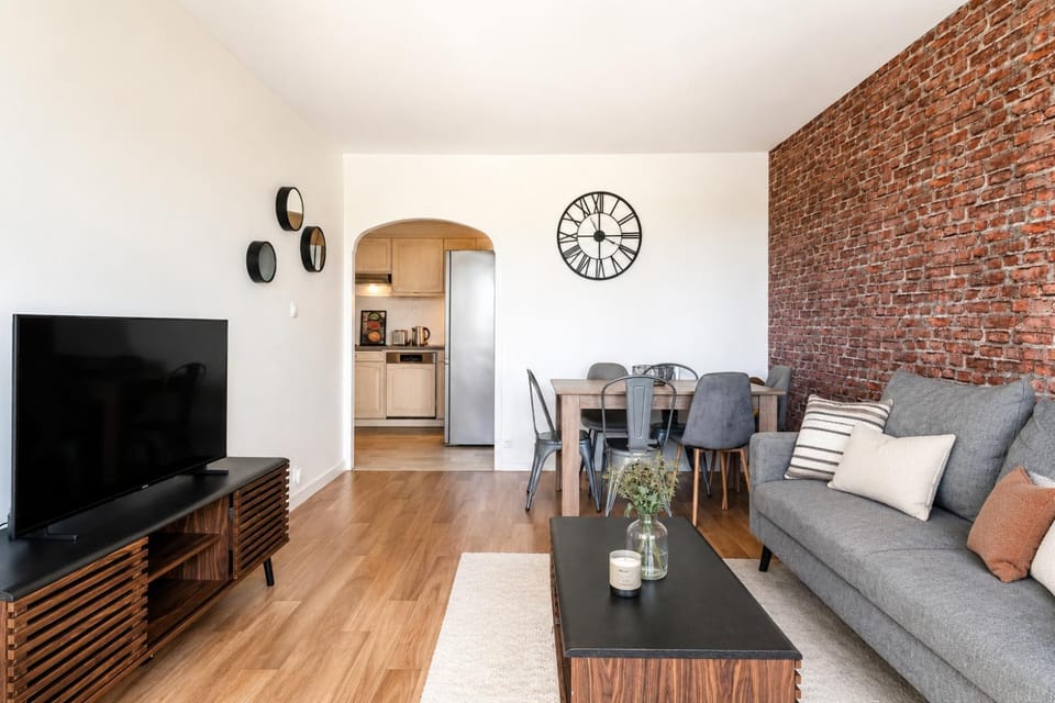 Brick Loft - Ventilation & Fraîcheur - Parking Gratuit - Idéal Familles - Proche Centre-Ville Apartment in Angers