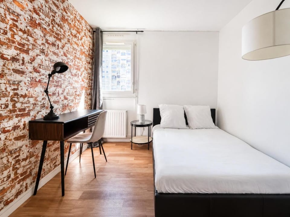Brick Loft - Ventilation & Fraîcheur - Parking Gratuit - Idéal Familles - Proche Centre-Ville Apartment in Angers