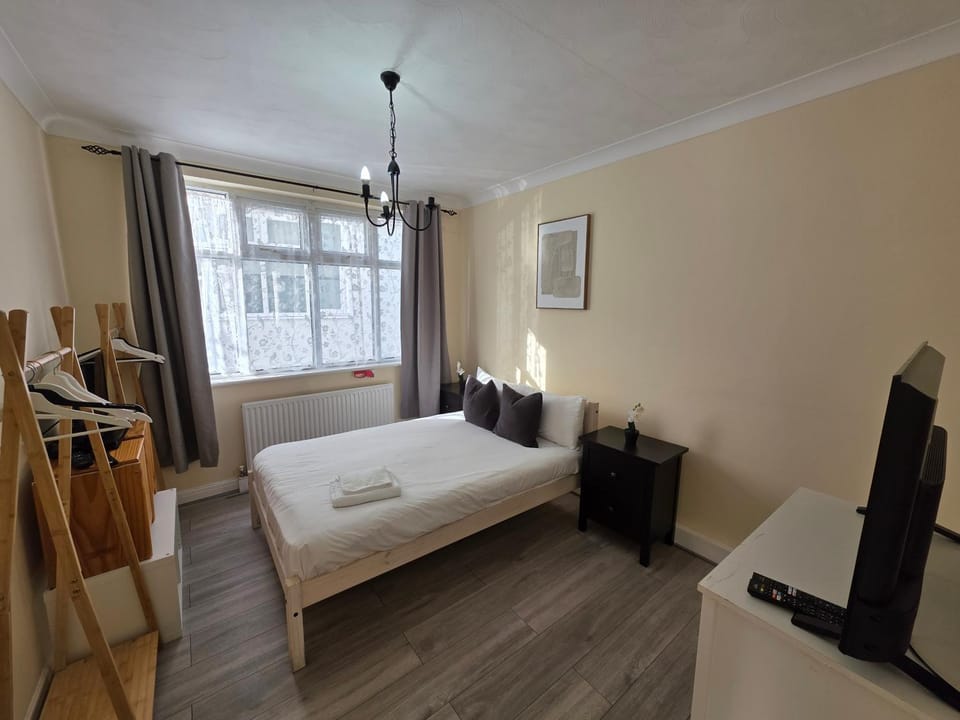 Modern Ground Floor Flat w Parking Romford Apartment in Romford
