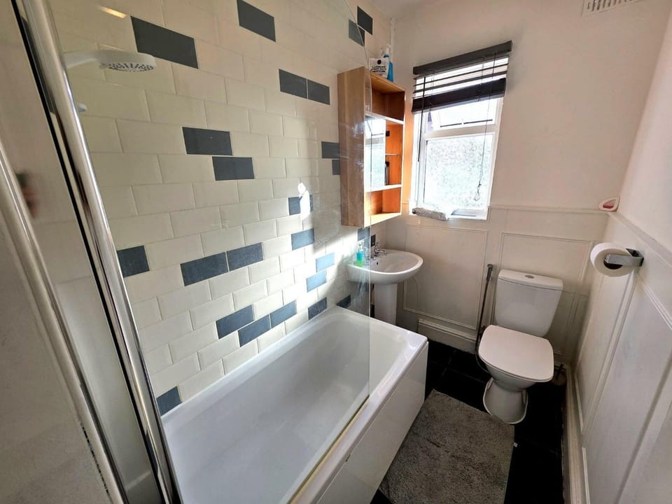 Modern Ground Floor Flat w Parking Romford Apartment in Romford