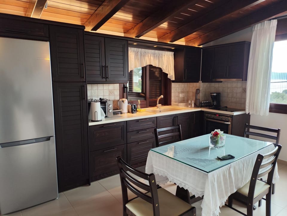 Coffee/tea facilities, Kitchen or kitchenette, oven, stove