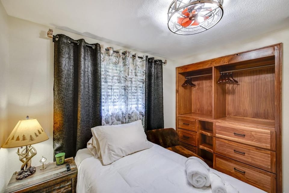 Relax in University Place - Sleeps 5 - Game Room House in University Place