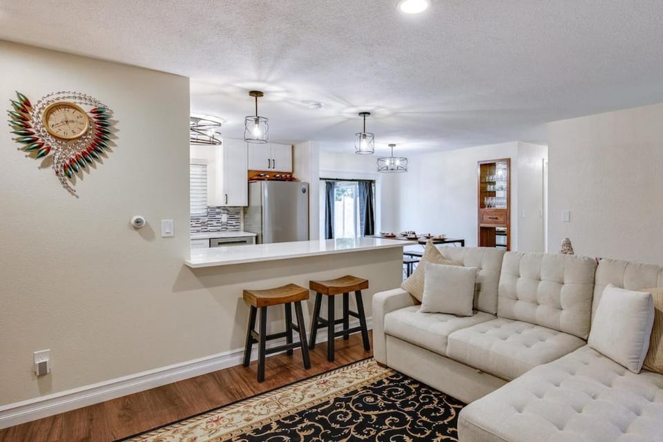 Relax in University Place - Sleeps 5 - Game Room House in University Place