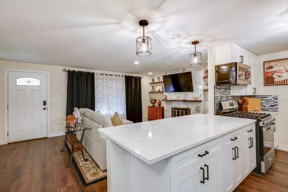 Relax in University Place - Sleeps 5 - Game Room House in University Place