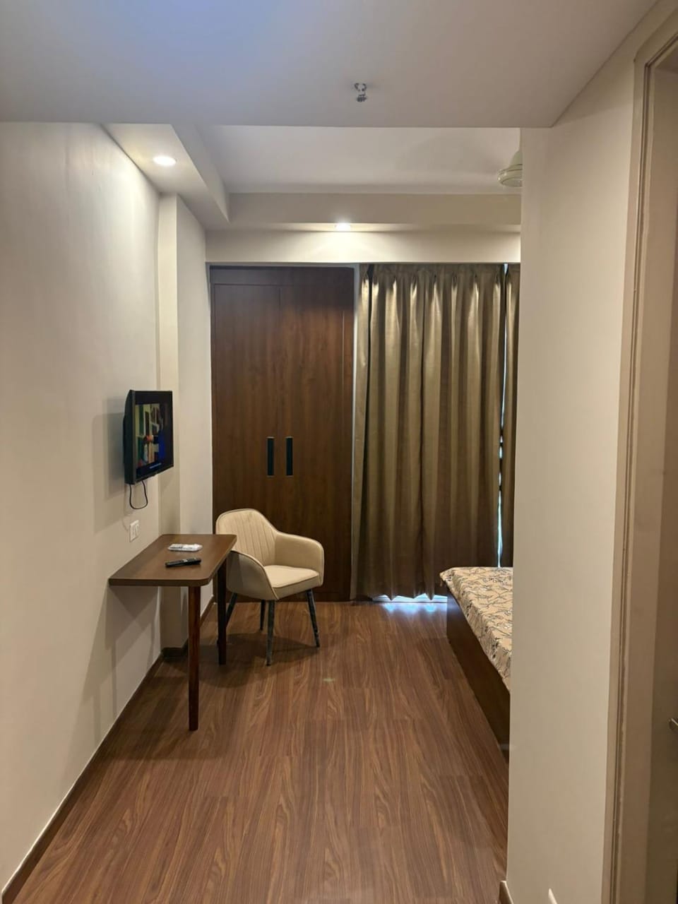 tha minimalist stay Apartment in Uttar Pradesh