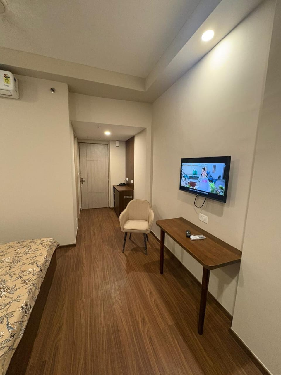 tha minimalist stay Apartment in Uttar Pradesh
