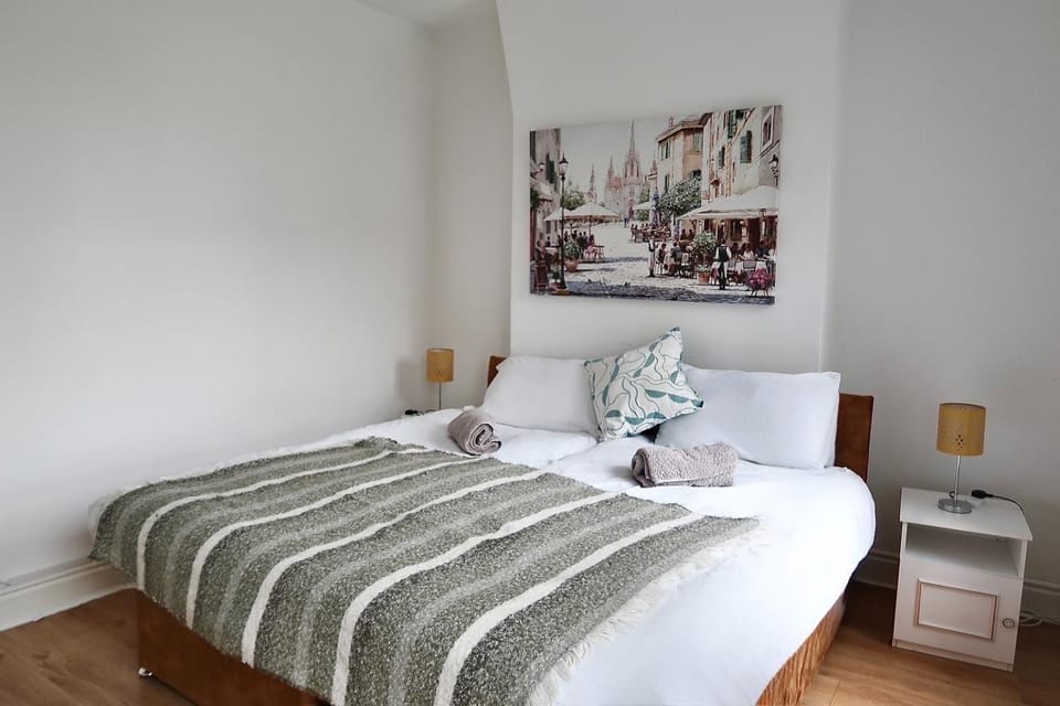 Stylish 3BR Escape Free Parking & Garden - Near Stadiums & City Centre Apartment in Liverpool