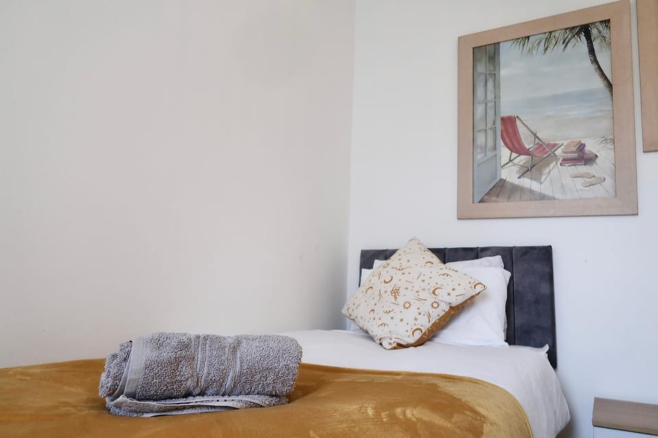Stylish 3BR Escape Free Parking & Garden - Near Stadiums & City Centre Apartment in Liverpool