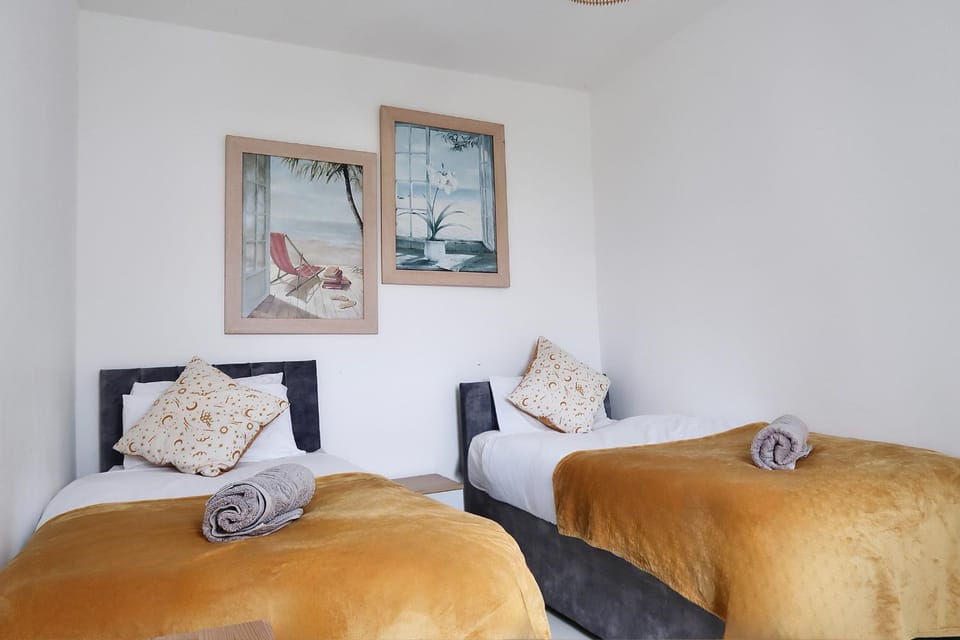 Stylish 3BR Escape Free Parking & Garden - Near Stadiums & City Centre Apartment in Liverpool