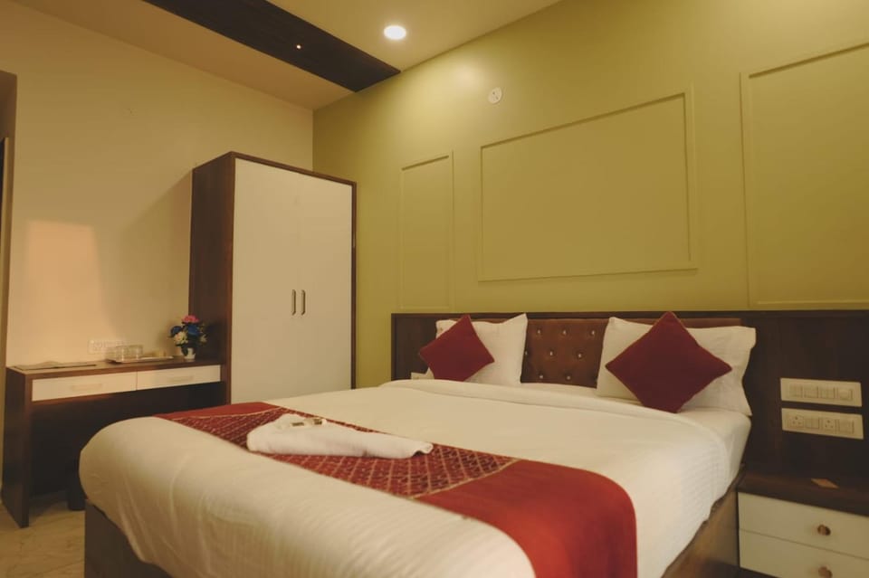 Bed, Photo of the whole room, wardrobe