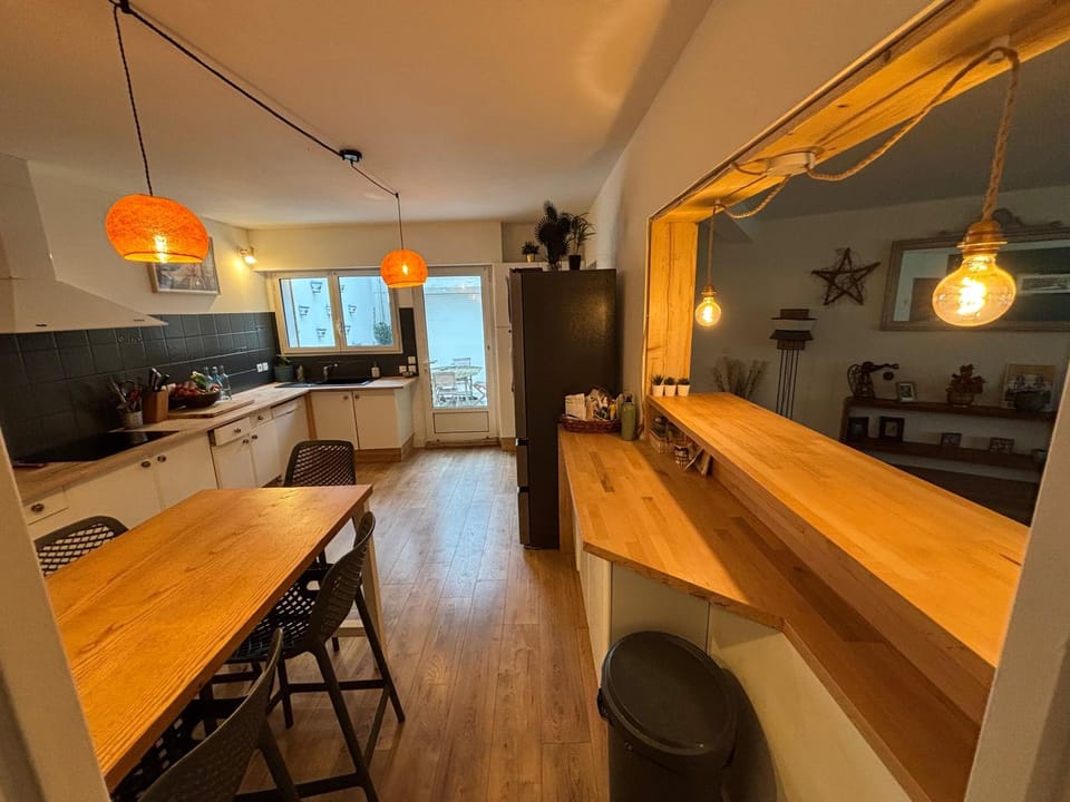 Lounge or bar, kitchen