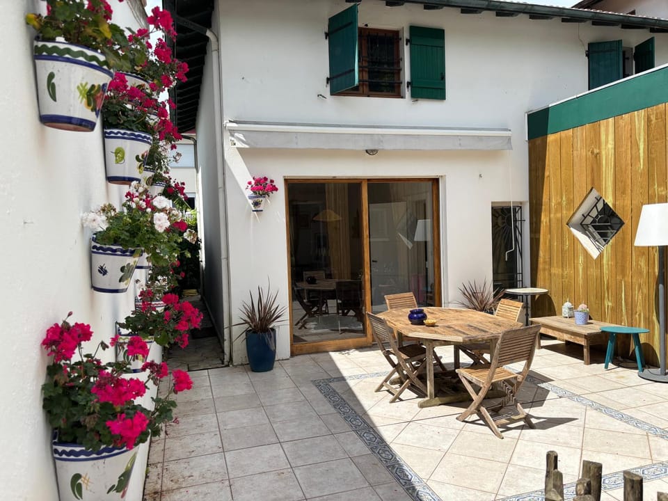 Villa 5 chambres avec piscine privée, grand jardin au coeur de Dax et à 30 min des plages landaises - Idéal pour familles ou groupe d'amis Villa in Dax
