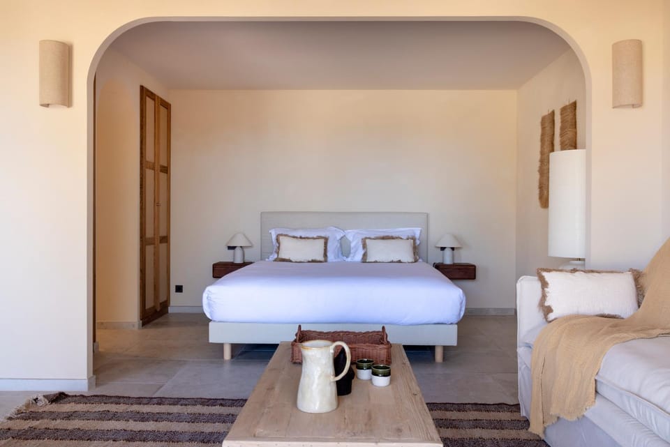 Bed, Living room, Photo of the whole room, Bedroom
