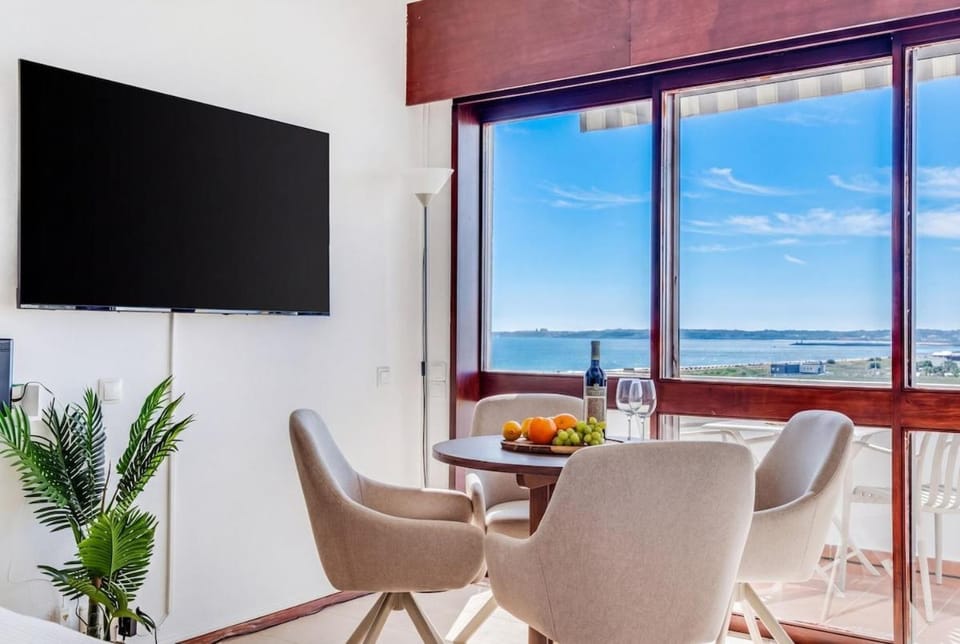 Communal lounge/ TV room, TV and multimedia, Dining area, Sea view