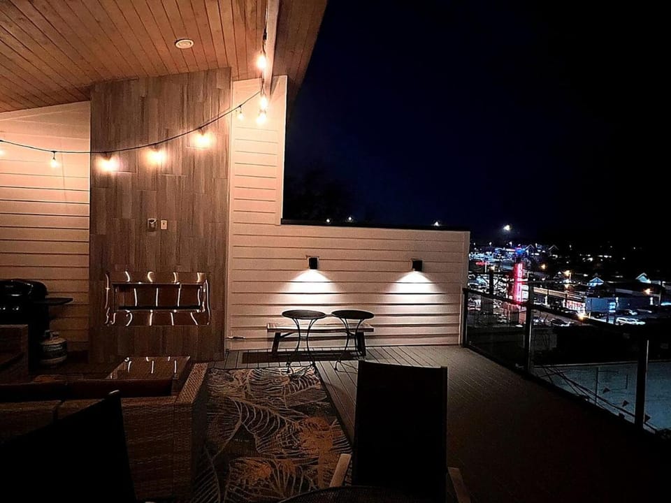 Fox n Fern Nashville - Rooftop Oasis with Fireplace - 4BR - Berry Hill, 12 South, The Gulch, Belmont House in Berry Hill