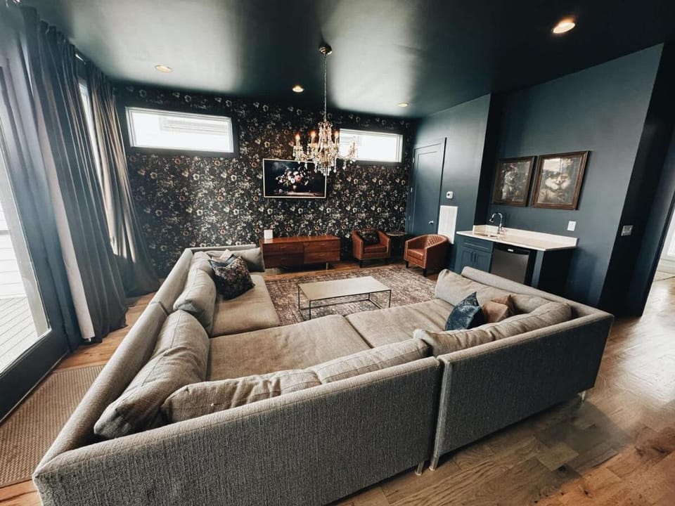 Fox n Fern Nashville - Rooftop Oasis with Fireplace - 4BR - Berry Hill, 12 South, The Gulch, Belmont House in Berry Hill