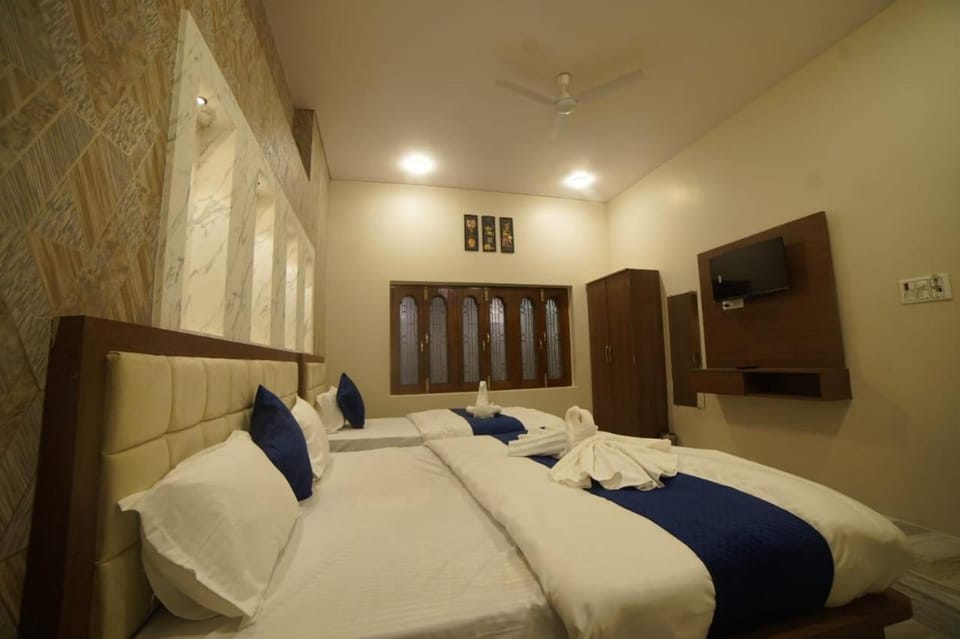 Bed, TV and multimedia, Photo of the whole room, Bedroom, towels, air conditioner