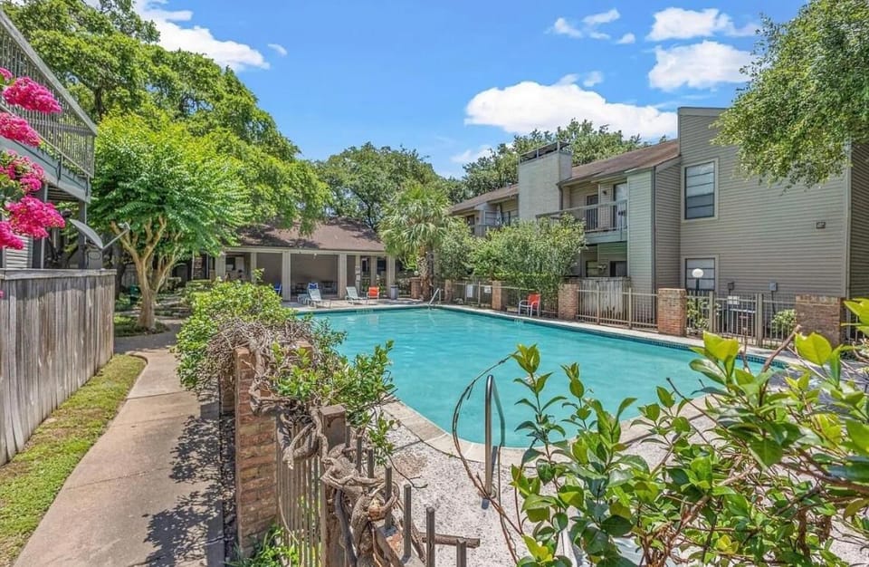 FIFA WORLD CUP 2bd 2ba Cozy Vintage Escape Fireplace & Balcony Apartment in Harris County