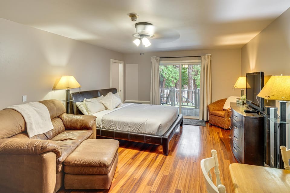 Walkable Lake Escape! Elkhart Lake Condo House in Elkhart Lake
