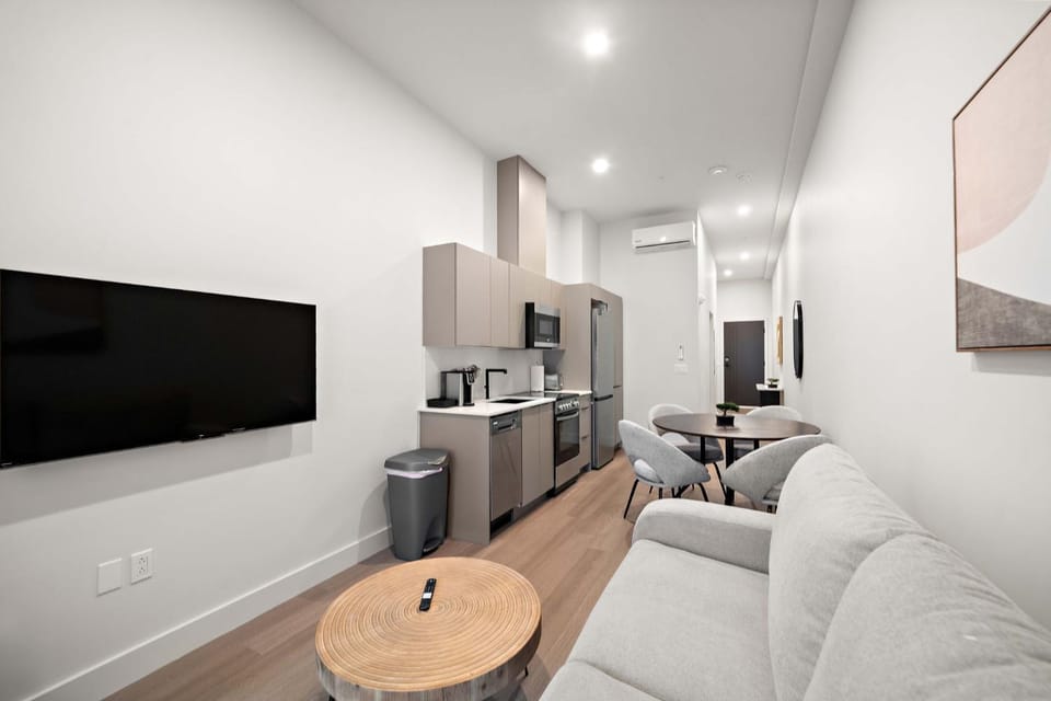 TV and multimedia, Kitchen or kitchenette, Living room, Seating area, Dining area