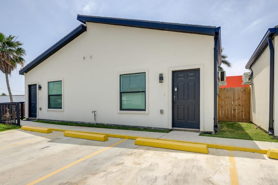 Beach Days & Pool Fun! Prime South Padre Studio Apartment in South Padre Island
