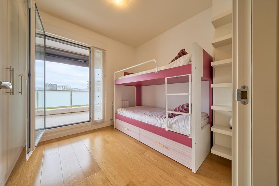 Family Retreat with Views, Terrace & Parking Apartment in Vitoria-Gasteiz