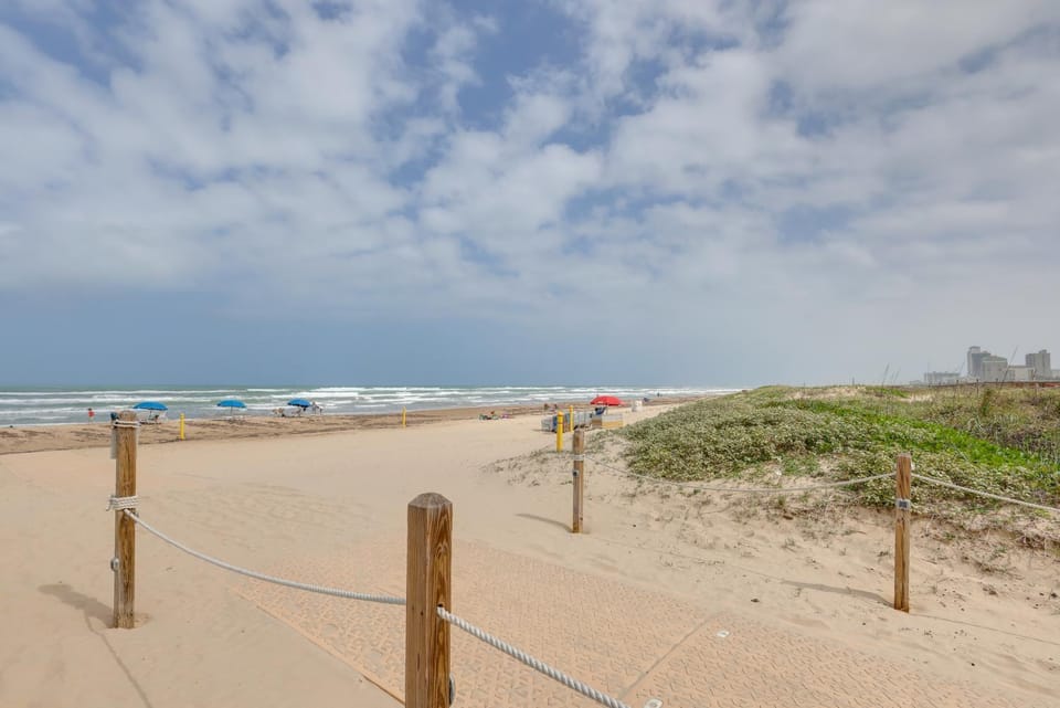 Community Pool! Walkable South Padre Island Studio Apartment in South Padre Island