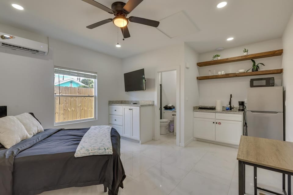 SPI Stay in Entertainment District, Pets Welcome! Apartment in South Padre Island