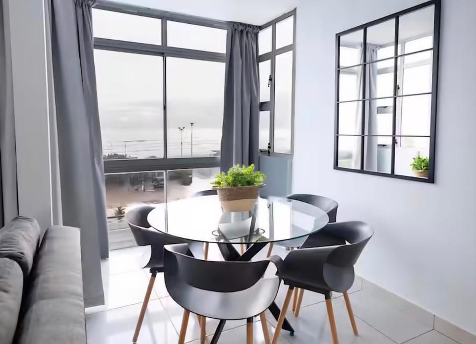 Oceanfront Elegance Apartment in Cape Town