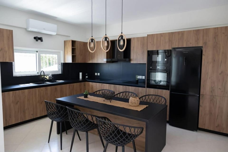 Kitchen or kitchenette, Dining area, oven, stove
