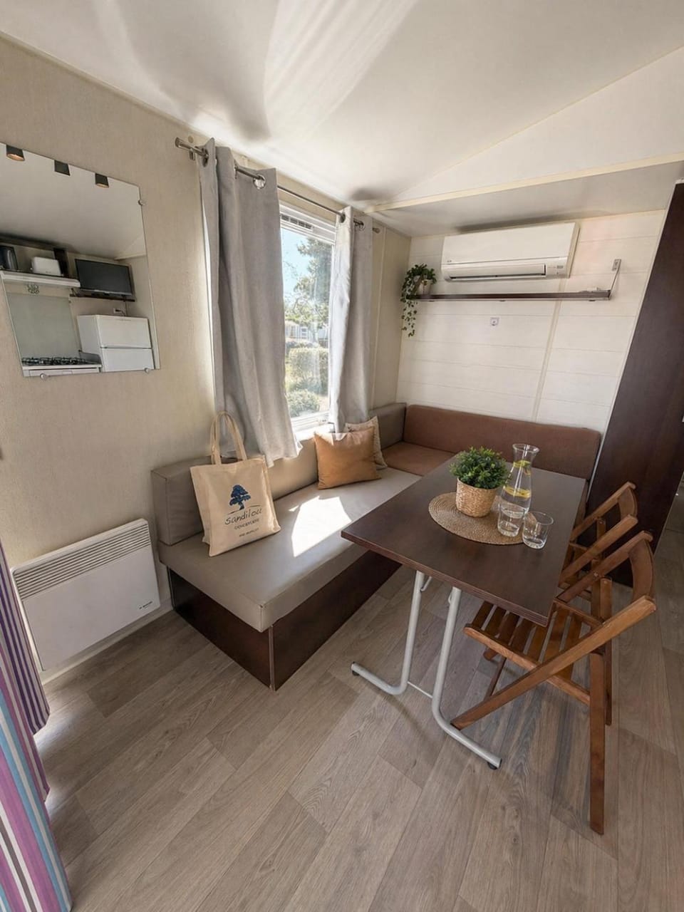 Seating area, Dining area