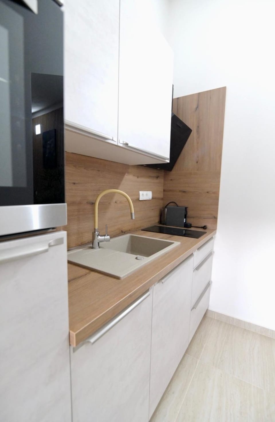 Kitchen or kitchenette, minibar, stove