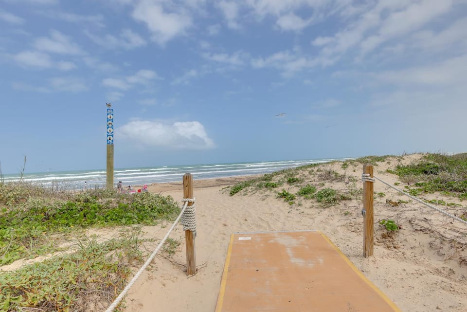 Surf, Swim, Stay! South Padre Studio Near Beach Apartment in South Padre Island