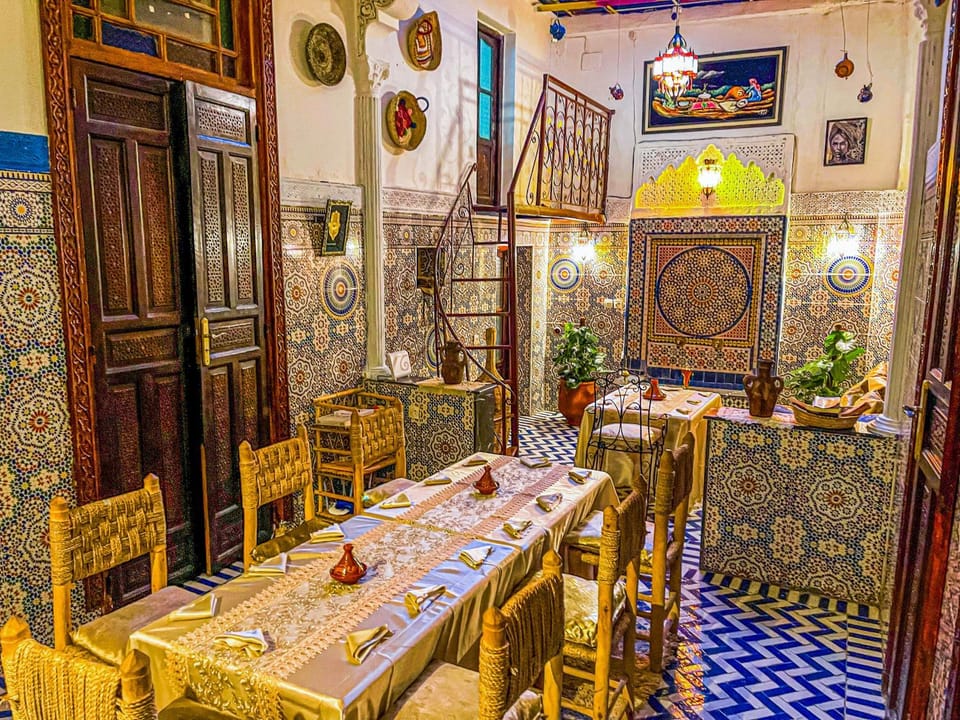 Restaurant/places to eat, Living room, Seating area, Dining area