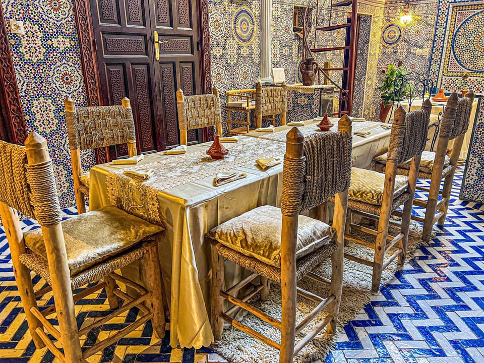 Restaurant/places to eat, Living room, Seating area