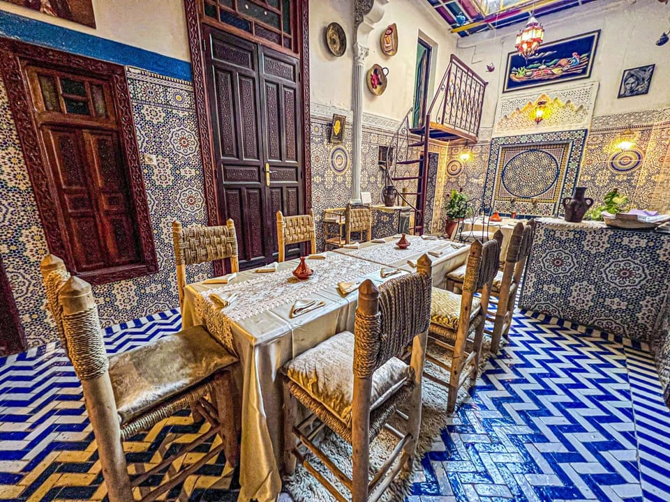 Restaurant/places to eat, Living room, Seating area, Dining area