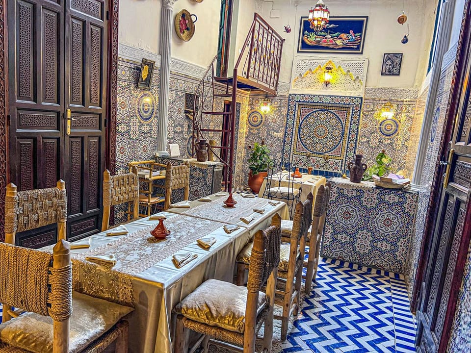 Restaurant/places to eat, Living room, Food and drinks, Seating area, Food